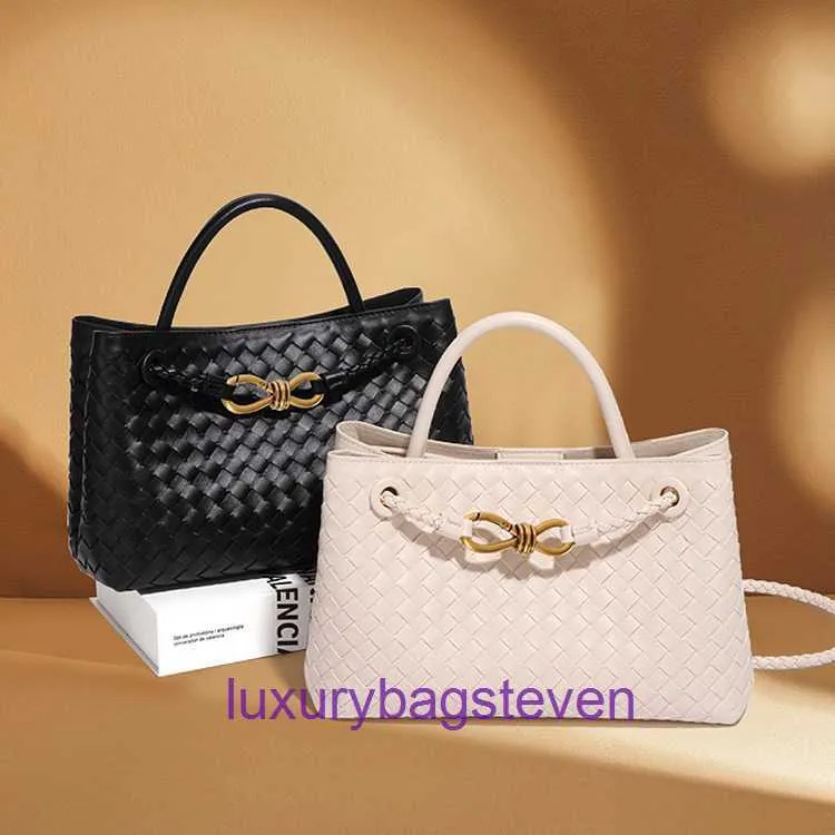 Design Bottgss Vents Andiamo Chain Crossbody Bag for Women Fashionable Horisontella handgjorda vävda väskor Kvinnlig stor kapacitet singel med riktig logotyp 73i1