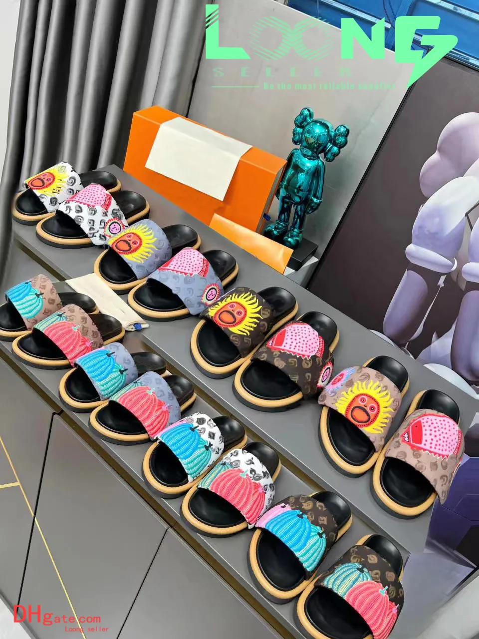 Höjdpunkter Flat Sandals Designer Luxury Slippers Summer Fashion Style Beach Seaside Style tofflor för män och kvinnor