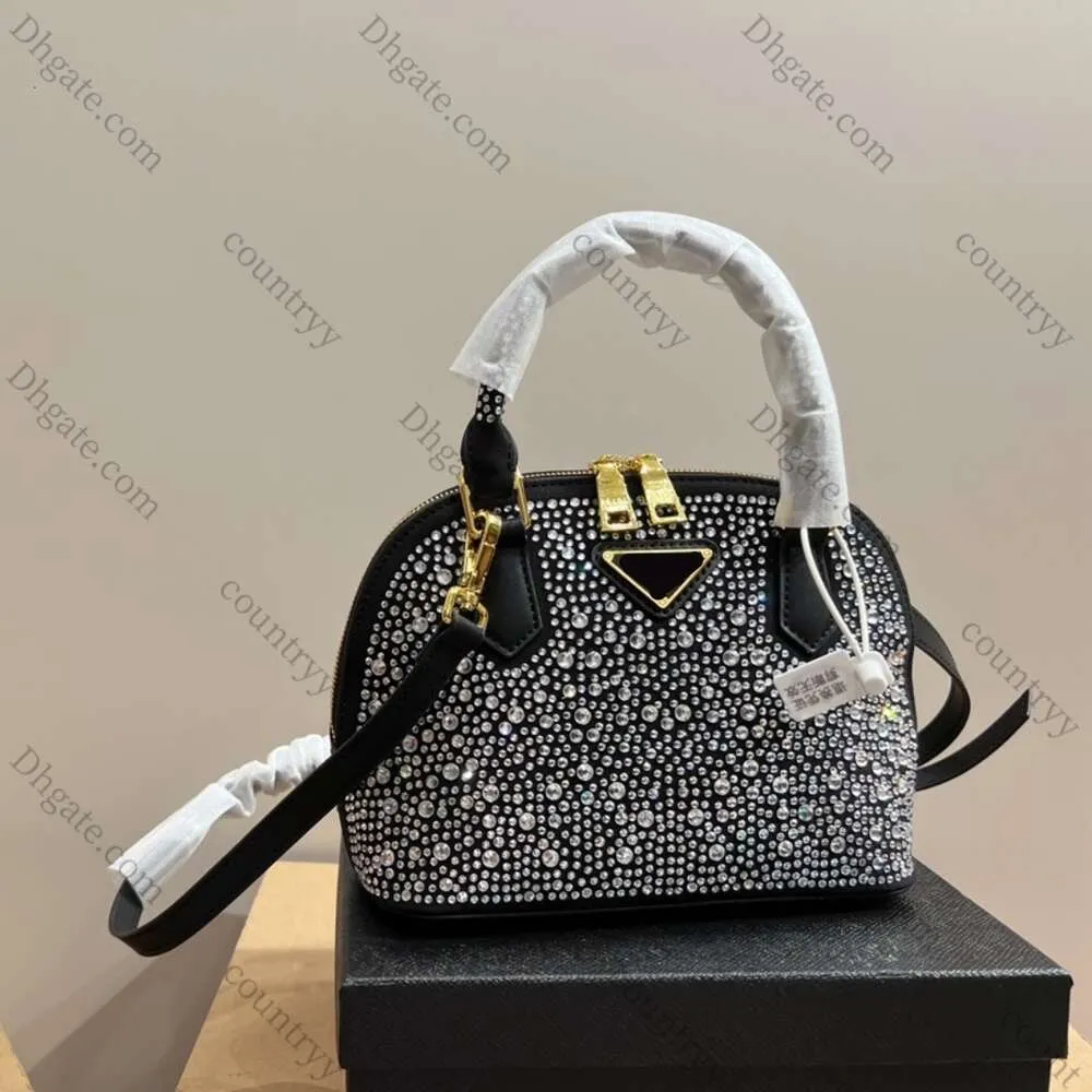 22 x 17 cm Designer-Damen-Umhängetaschen, luxuriöse Aktentaschen, Marken-Nylon-Kurier-Umschlagtasche, modische Geldbörsen, Muscheltasche, bedeckt mit Diamant-Kristall-Oberseite, Dreieck