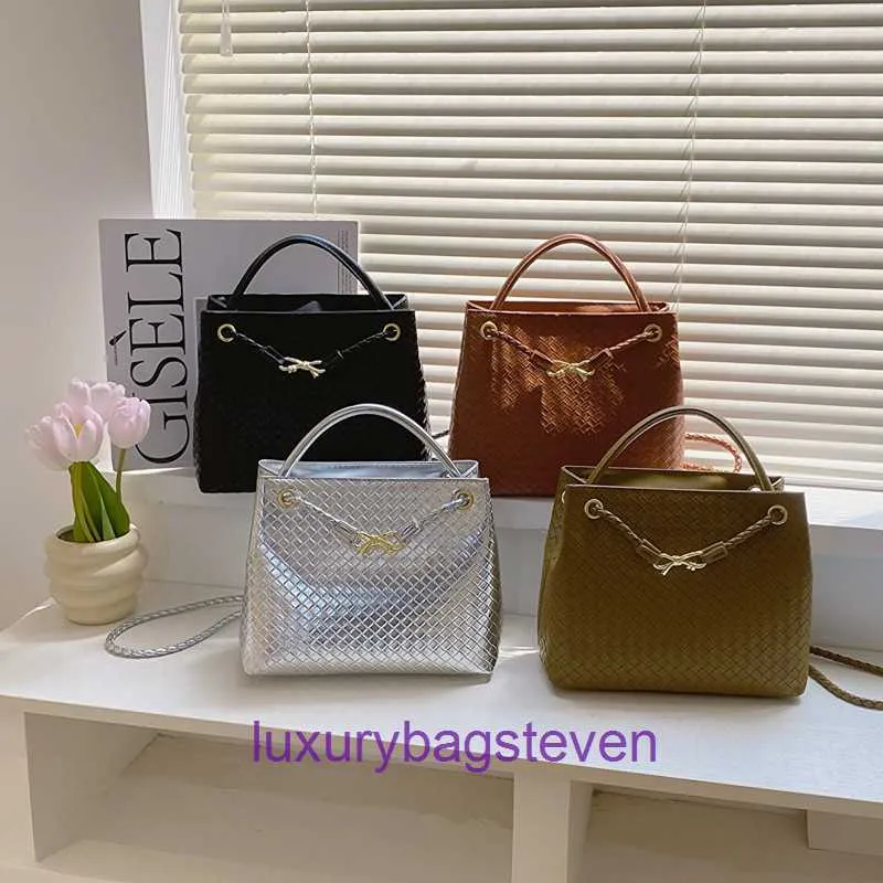 Design Bottgss otwory otwory iiamo łańcuch crossbody dla kobiet 2024 Nowy moda spleciona wszechstronna swobodna duża pojemność jedno ramię z prawdziwym logo L9VR