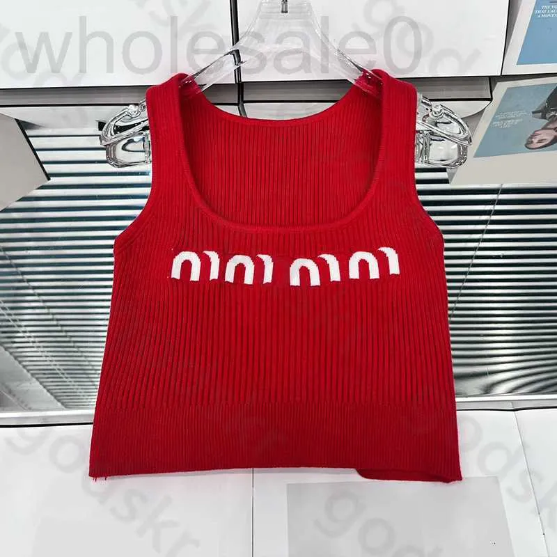 Kvinntankar Camis Designer Sexig fyrkantig krage Camisole Kvinnor Slim Crop Tops Fashion Red Tank ärmlös sport Vest Riu5