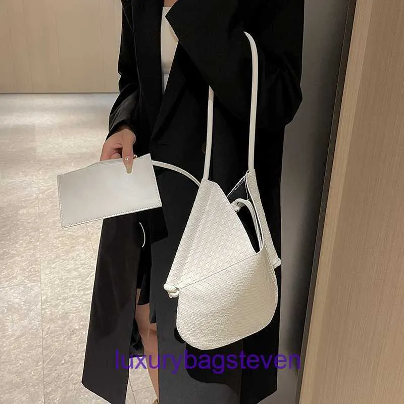 Designer Bottgss Vents Solstice Shoulder Påsar till salu stor kapacitet hinkväska Ny casual vävd fast färg enkel tote fashionabla kommuith riktig logotyp