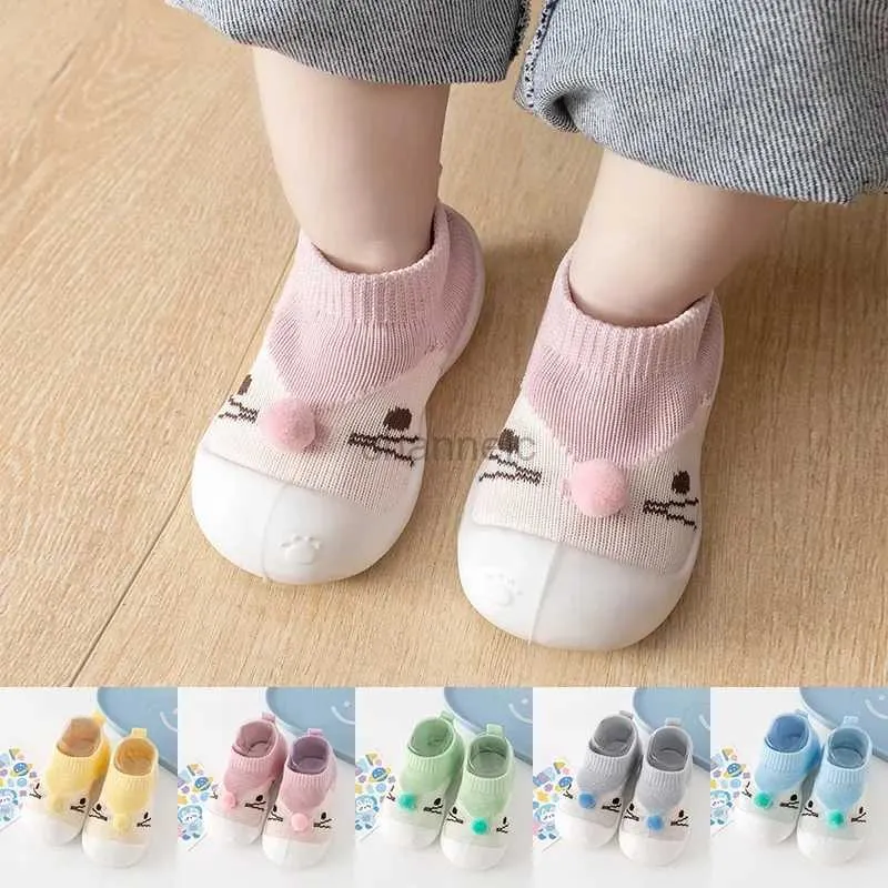 Primeiros caminhantes sapatos de bebê para crianças pequenas modelos de primavera e outono 1-3 anos sapatos macios para crianças pequenas para homens e mulheres antiderrapantes 240315