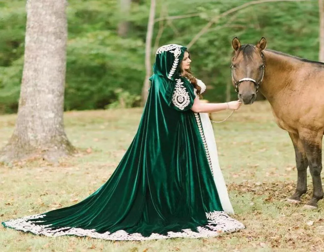 tani Hunter Green Velvet Wedding Cloak 2020 drewniany kaptur koronkowy aplikacja długa przylądek ślubna Bolero Wrap Akcesoria ślubne 2496251