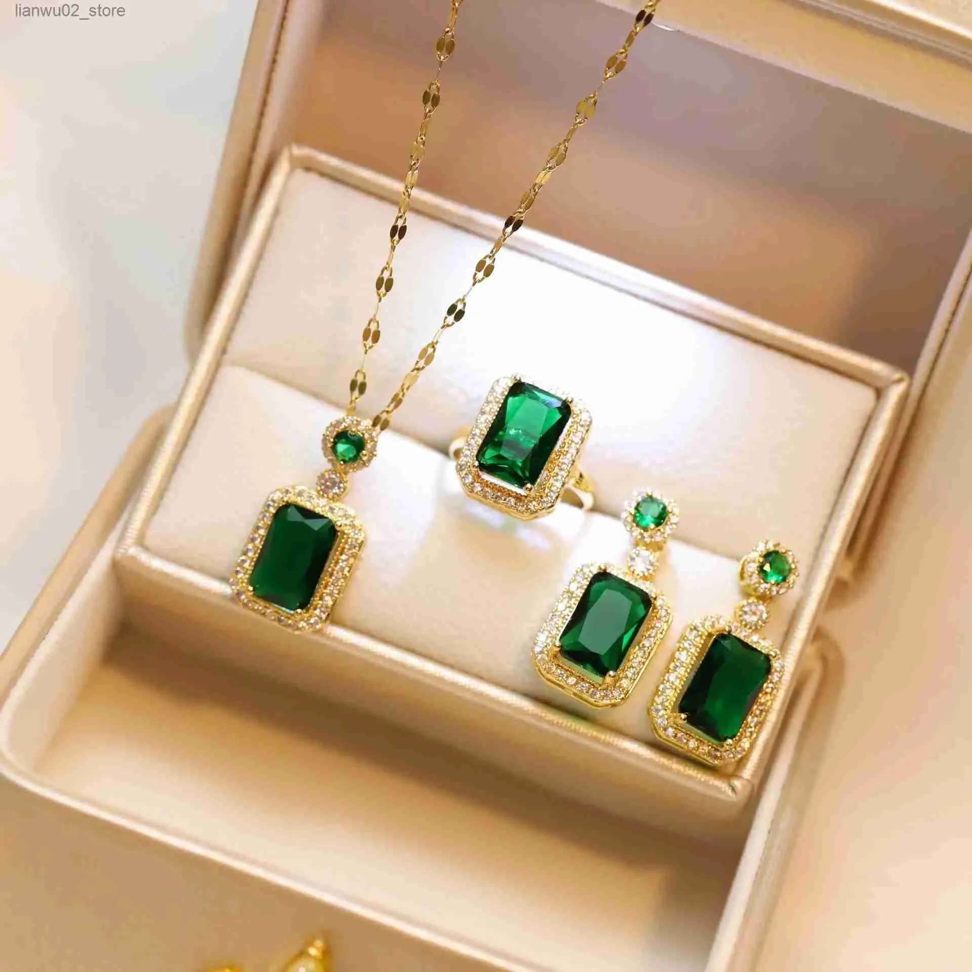 Anneaux de mariage de luxe Jade ensemble de bijoux mode femmes mariée Zircon vert pierre boucles d'oreilles ensemble femmes bijoux bague Q240315