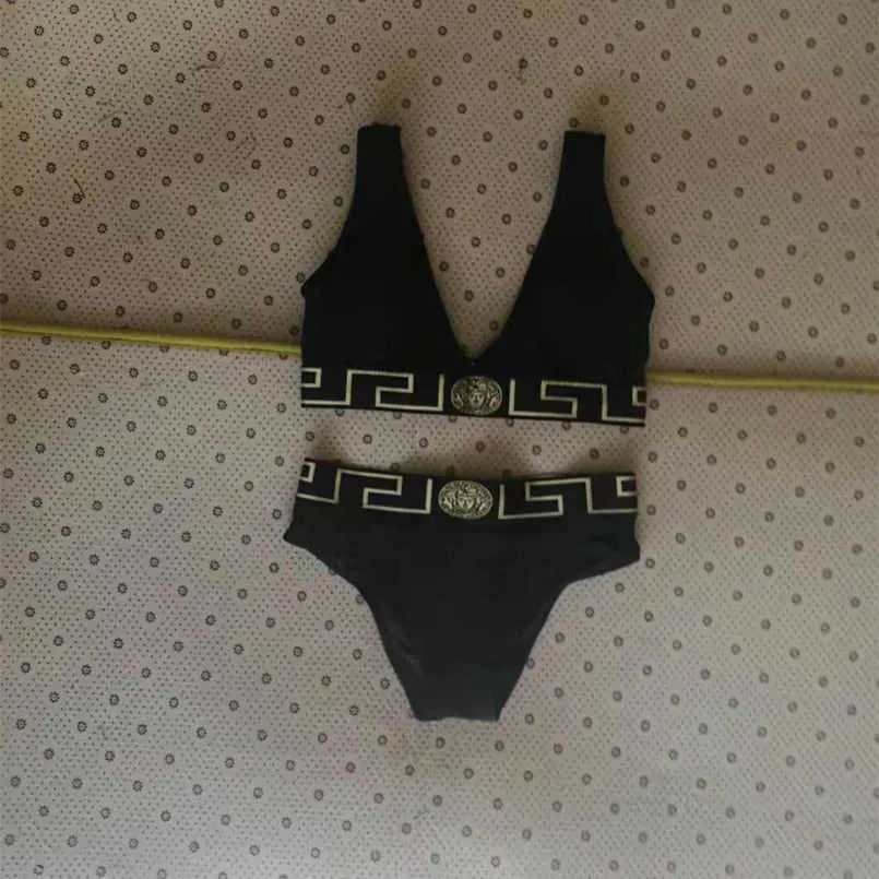 Vrouwen in zwemkleding zijn conservatieve hoge taille bedekte buik dunne slanke pasvorm gespleten driehoek zwarte sexy kleine borst verzamelde bikini