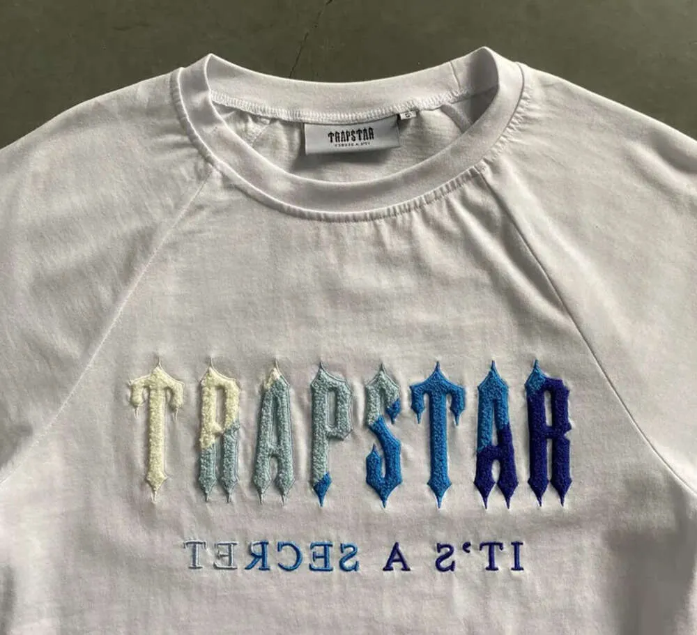 Aktuella rörelser Mens T-shirts Summer Tshirt Trapstar Short Suit 2.0 Chenille avkodade Rock Candy Flavor Ladies Brodered Bottom Tracksuit T Shirt 25xs