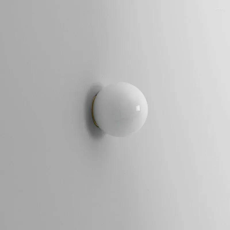 Lampada da parete Moderna Semplice Lampada a sfera in vetro bianco Sconce Apparecchio a LED Comodino Soggiorno Corridoio Illuminazione decorativa per interni Soffitto