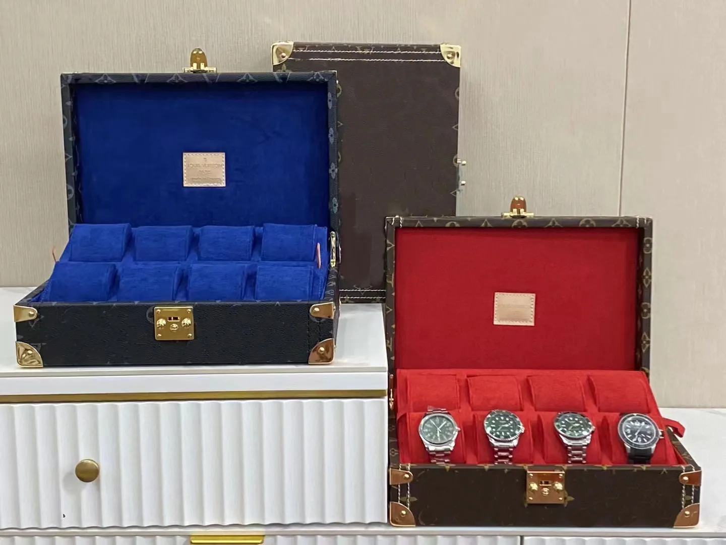 Cajas de reloj de diseño Caja de cuero de flores con letras de moda Embalaje de reloj Cajas de reloj a juego Rejillas de 8 bits para exhibición de calidad superior
