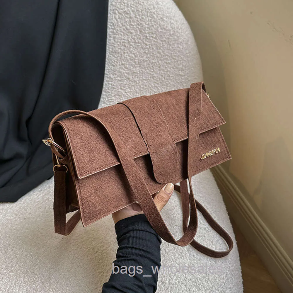 Designpåsar säljs billigt fashionabla mocka handväska armhåla liten påse 2024 populära nya axelstil kvinnor detta