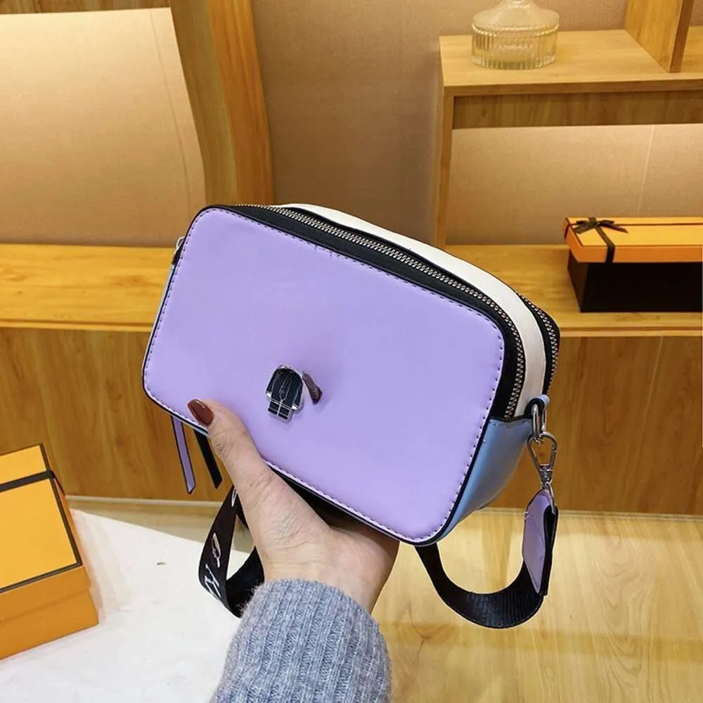 Design för kvinnors handväska Ny modestruktur axel med kontrastfärgflicka crossbody liten fyrkantig väska