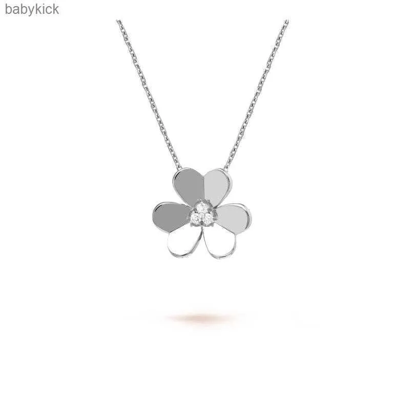 Fourleaf Clover Pendant Necklace Female Steel Lucky Grass ClaVicle Saturn Diamond Neckor Guld för kvinnor Mens Tennis Chain Rose Gold Silvery