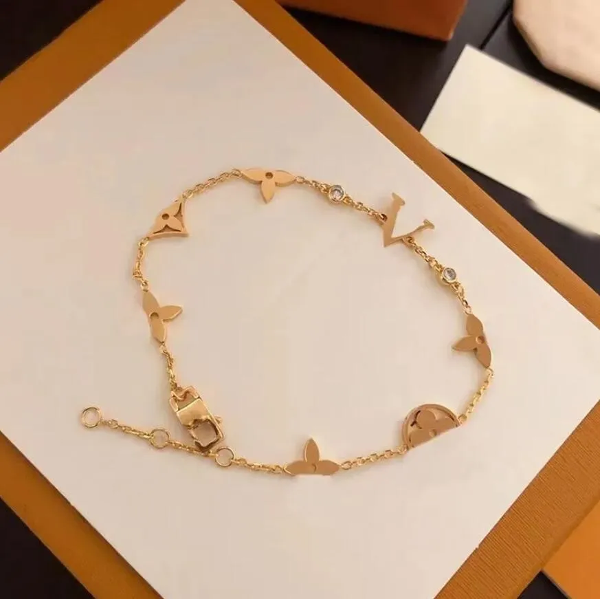 Luxe ontwerper elegante gouden en zilveren armband mode dames brief hanger klaver armband bruiloft speciaal ontwerp sieraden kwaliteit met doos