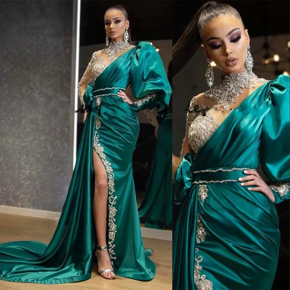 2024 Abiti da ballo sexy arabi Indossano perline verdi cacciatore Collo alto Maniche lunghe Abiti da sera con spacco laterale in cristallo di raso con perline