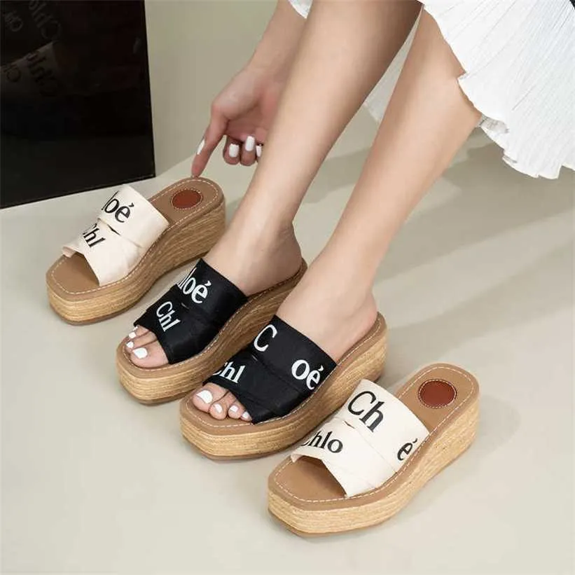 23% OFF Sapatos esportivos 2024 Netizen Ch Family Fashion Letter Palha tecido chinelos de sola grossa para mulheres usando sandálias de salto inclinado com lona inclinada do lado de fora