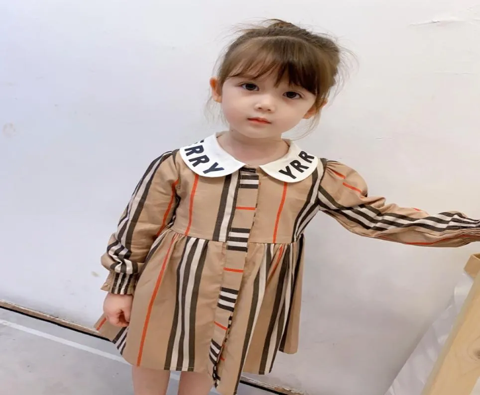 2020 Neue Kinder Brief Puppe Revers Plaid Kleid Kinder Rüschen Langarm Plissee Kleid Designer Mädchen Baumwolle Gitter Kleid A37106282741