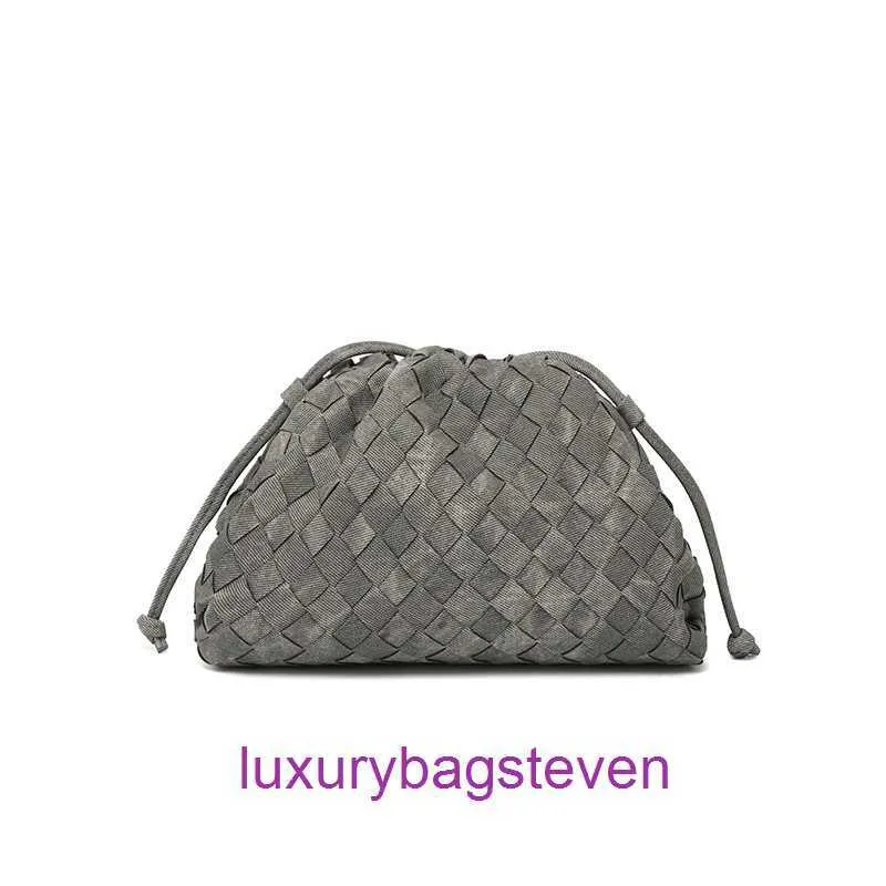 Luxur Designer Bottgss Vents Pouch Tygväskor Online Store 2024 Kvinnor Small Denim Weave Cloud Bag Middag med riktig logotyp