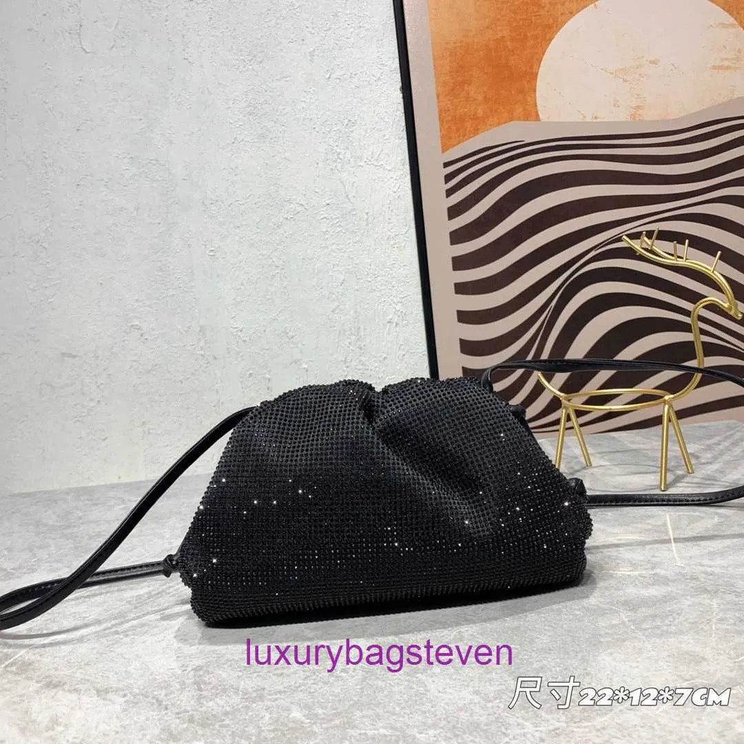 Bottgss Vents Pouch Designer Tygväskor till försäljning 2024 NY FAMILJ MOLDBAG Crystal Diamond Fashion Handheld Single Shoulder Crossbody Luxury With Real Logo