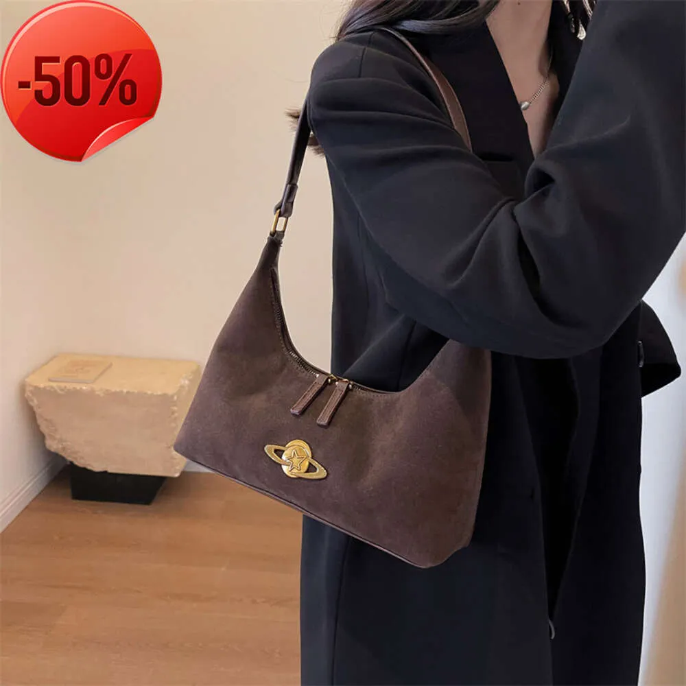 Fabriksbutiker 2024 Ny Autumn/Winter Fashion Matte Underarm Bag For Women Middle Age Tote stor kapacitet axel crossbody