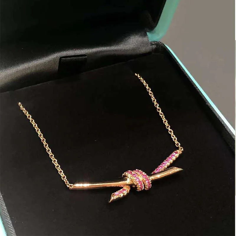 Designer tiffay and cos New Twisted Knot Necklace for Womens Light Luxury Small Popular Rose Gold Bow Collar Chain High Grade Pink