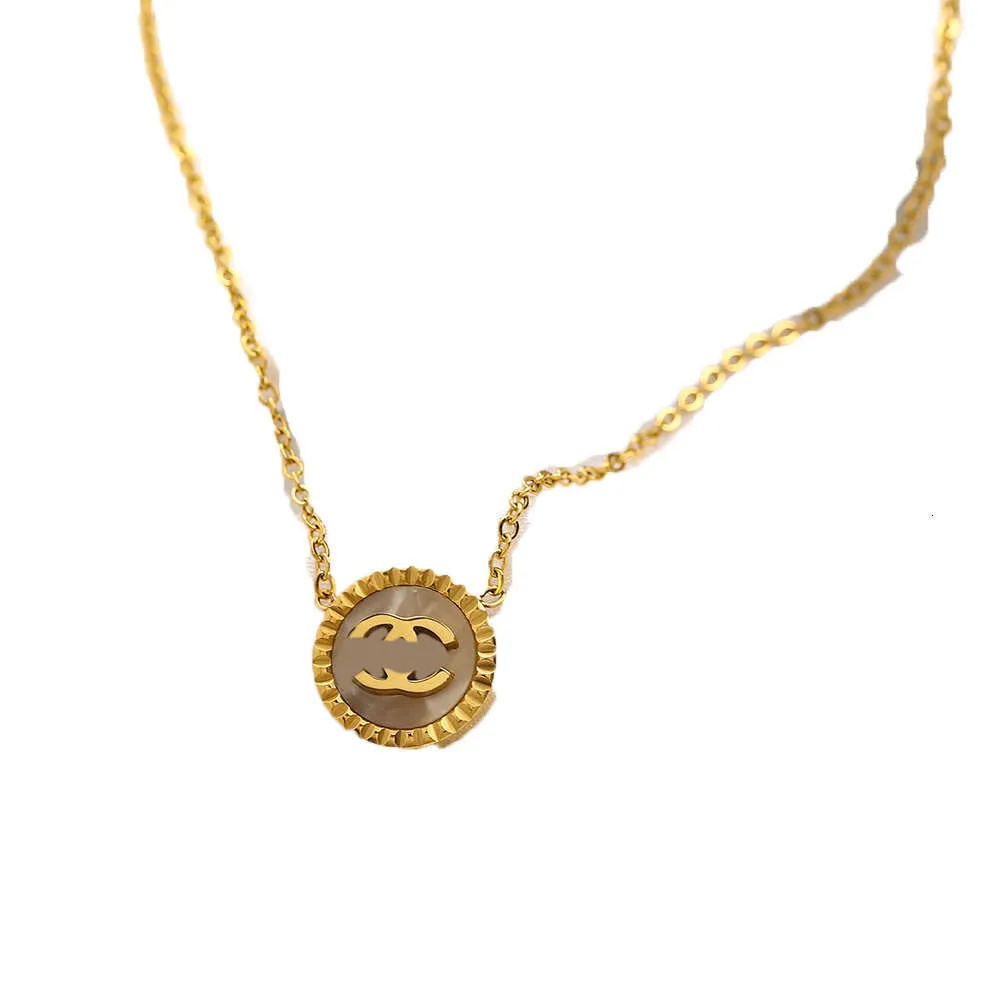 Collana di design di lusso placcato oro 18 carati per le donne Forma fritillare Lettera di marca Collana girocollo Collane a catena Accessorio di gioielli Alta qualità 20 stile