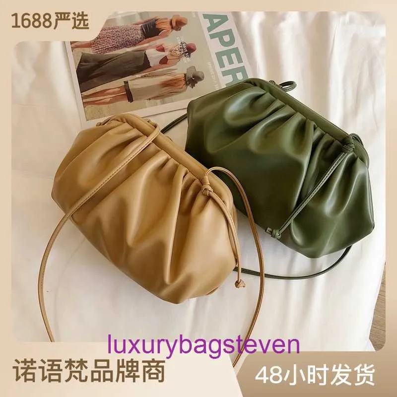 Partihandel Top Original BottgSS Vents Pouch Tote Bags Online Shop Small Bag Female 2024 Ny trendig koreansk version Cross Style Shoede With Real Logo