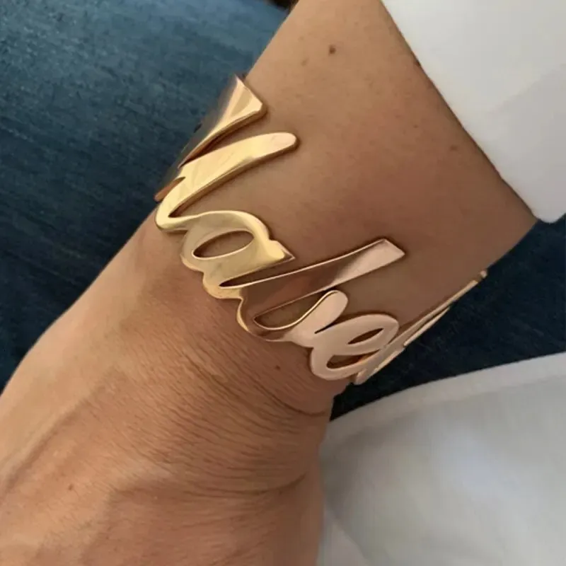 Pulseiras grandes com nome personalizado, pulseira de aço inoxidável, joias para casal, presente personalizado, braceletes de punho dourado 240315