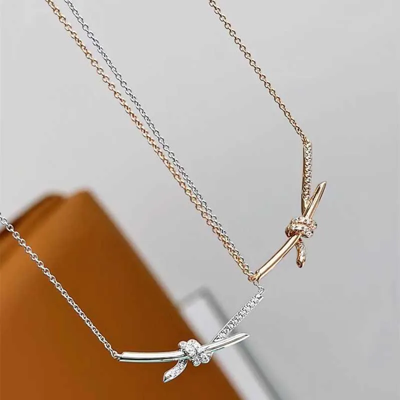 Designer Light niche de luxe minimaliste design élégant et haut de gamme tiffay co corde torsadée nouée double anneau collier de clavicule personnalisé qui ne se décolore pas