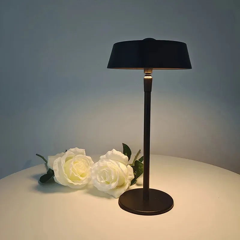 Insiad Modern Style Unikalne lampy do stołów roboczych Luksusowe dekoracyjne ładowce LED Desk Night Light Wireless 240314