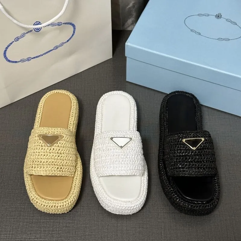 منصة أزياء مصممة للسيدات الصندل راتان منسوجة مثلث المعادن المثلث Slippers Summer Beach Shoes B22 Flip-Flops