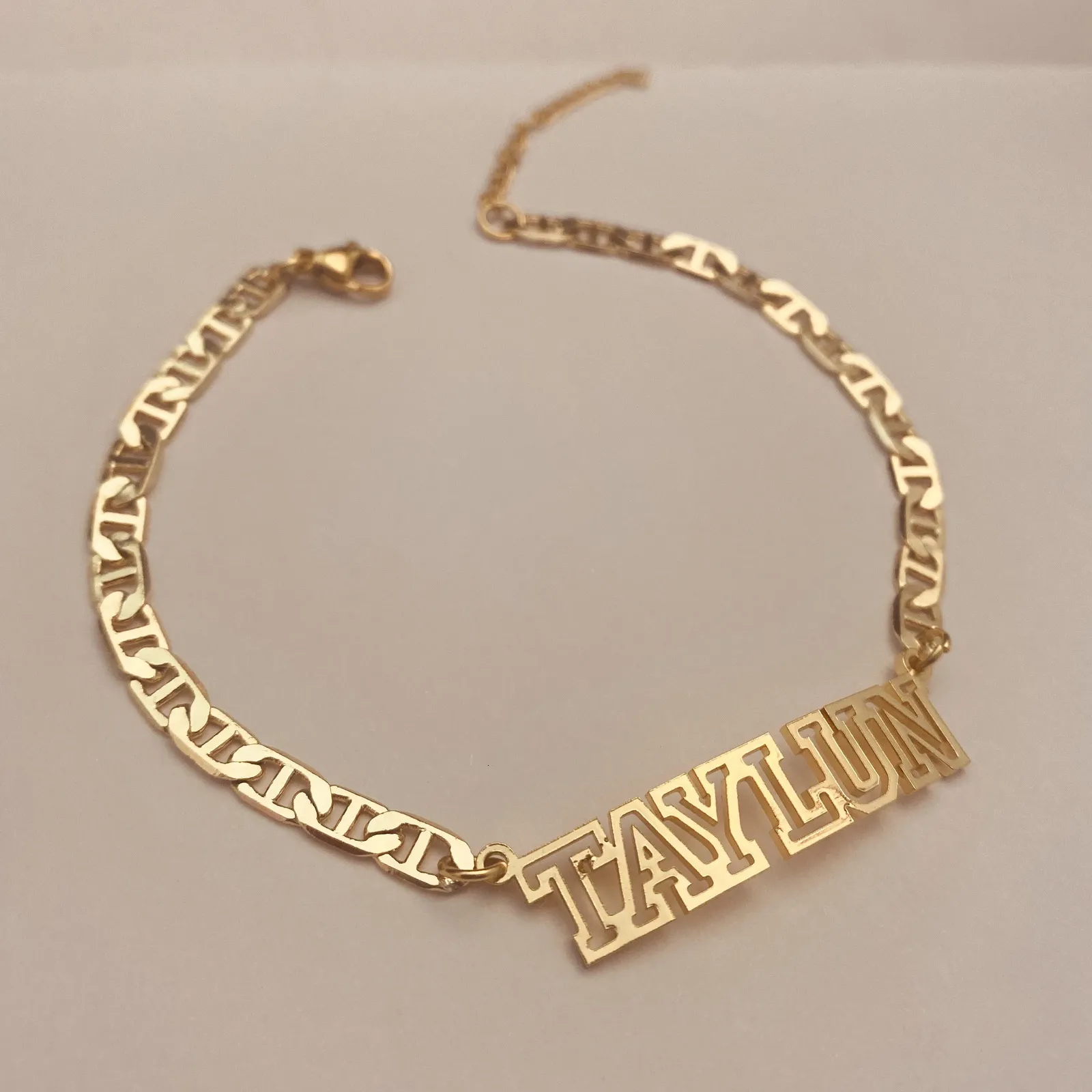 Bracciale con nome personalizzato Bracciale con ciondolo targhetta in acciaio inossidabile Bracciale con catena piatta in oro 18 carati per regalo di gioielli personalizzati da donna 240315