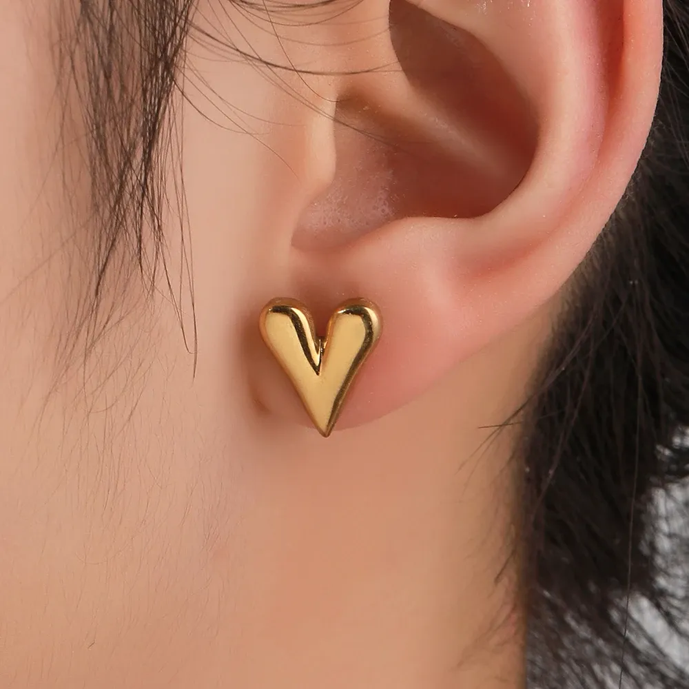 14k Yellow Gold Heart Stud örhängen för kvinnor färgpläterad vattentät charm trend grundläggande dagliga smyckespresent