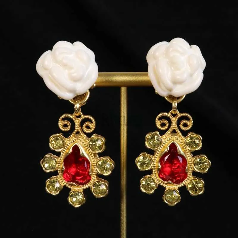 Lustre suspendu de luxe en résine blanche, fleur, strass rouge, pendentif, boucles d'oreilles à Clip, Vintage élégant pour femmes, 24316