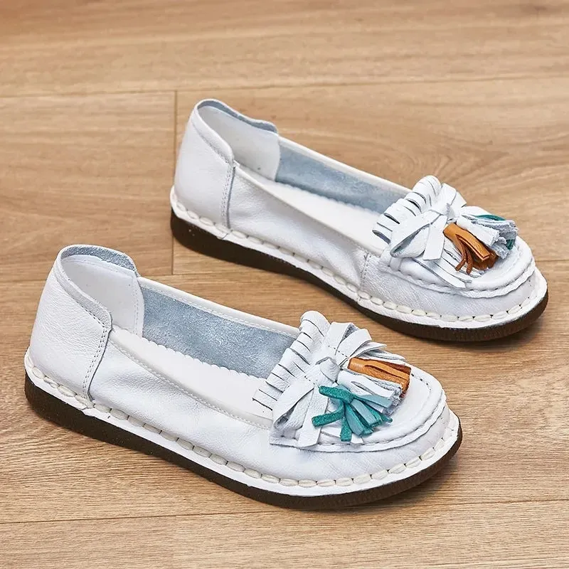 Stövlar 2022 Toppkvalitet White Tassel Moccasins Kvinnors äkta läder loafers Black Bowknot Flats Shoes Fashion Woman Slip ons loafers