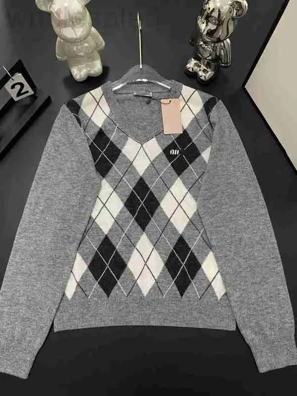 Kvinnors tröjor Designer Designer Kvinnor Sticked Solid Color Long Sleeve Letter Wool Diamond Check Style Star Loose High-End Top Pqem