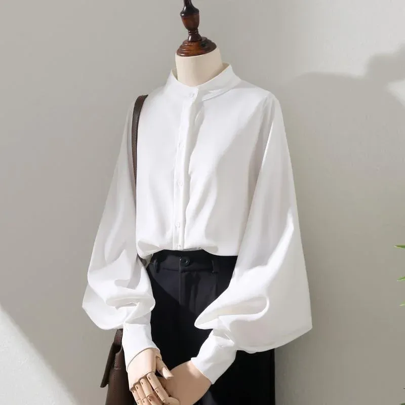 デザイナーシャツの女性春秋のスタイルブラウスシャツレディーロングランタンスリーブスタンドカラールーズブルートップ女性デザイナーポロシャツのためのレディースホワイトブラウスシャツ