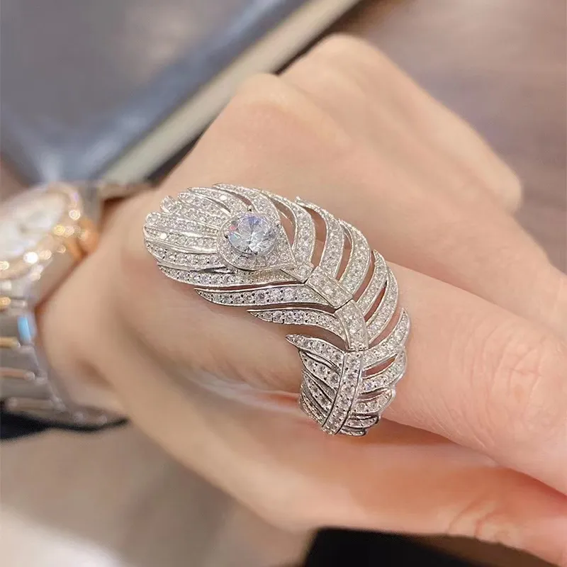 Anillo de diamantes completo con plumas de diseñador para mujer, estilo de lujo ligero, ajuste de apertura para estilo versátil de Instagram