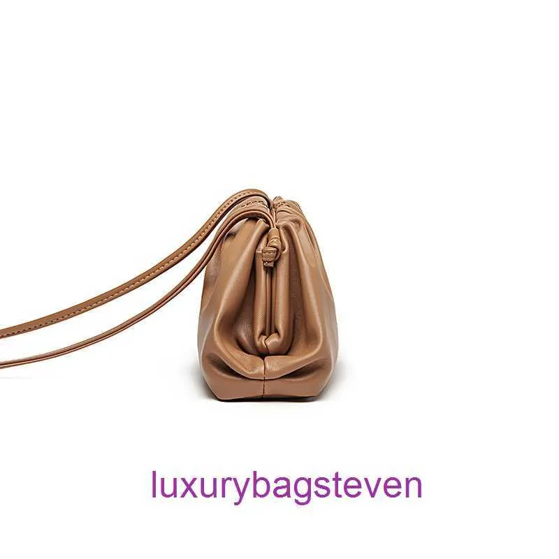 Bottgss Vents Designer Pouch Shoulder Bags Online Shop New Bag 2024 Cloud Fashion Womens Womens armhålväska Dumpling med riktig logotyp 5ihh
