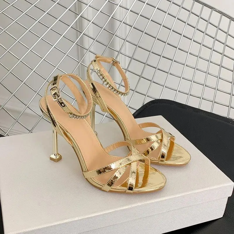 Sapatos de vestido 2024 moda sexy galvanizado salto alto 35-42 diamante em forma de um botão sandálias de estilo europeu e americano feminino