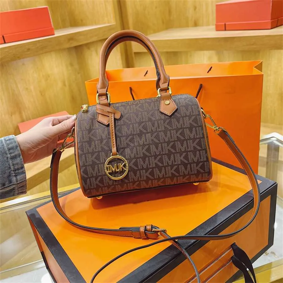 55% de réduction sur les ventes en ligne Hong Kong cuir souple portable femmes 2024 haut de gamme élégant maman simple