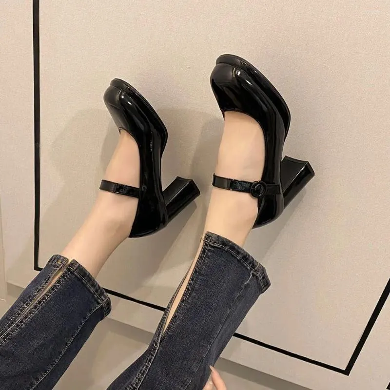 Scarpe eleganti Tacchi grossi Bianco Kawaii per donna 2024 Mary Jane Décolleté alti Stile giapponese Lolita Tacco largo Gotico nero su tacco carino