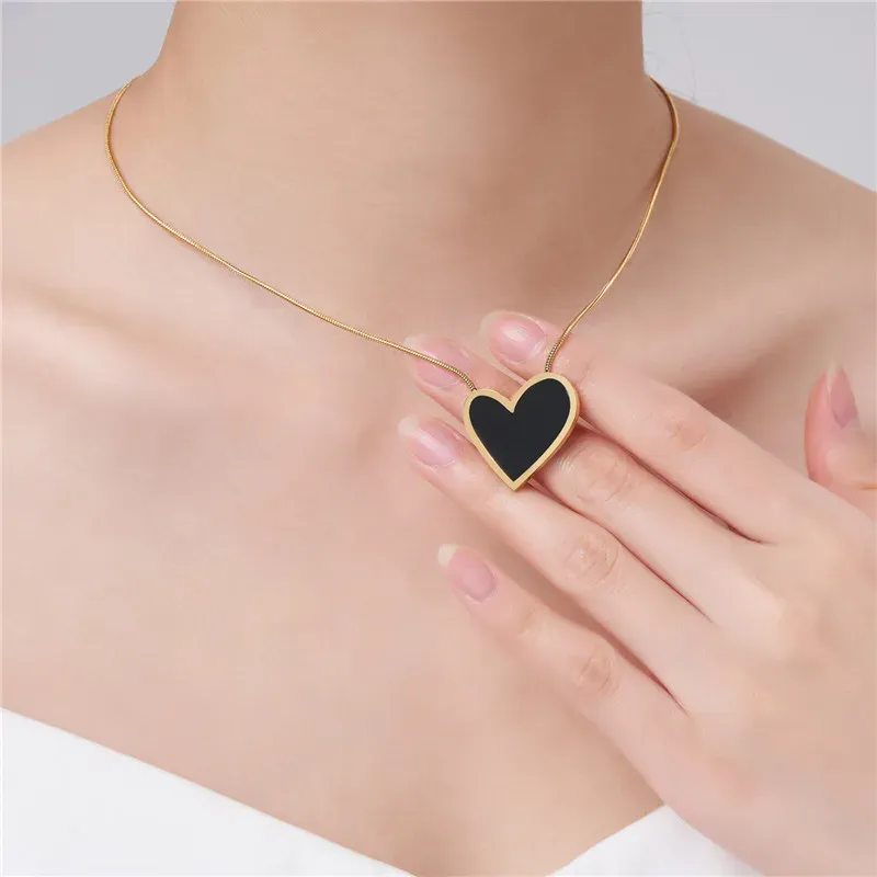 Ciondolo con ciondolo in stile scuro a cuore grande in acrilico nero di lusso leggero di lusso leggero per collana da donna in oro giallo 14k