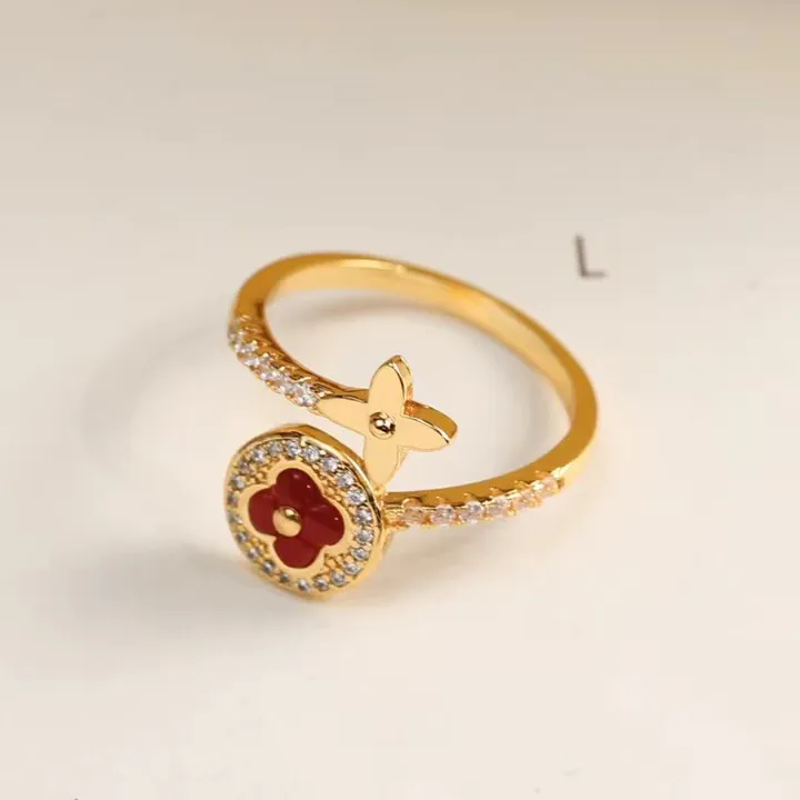 Bague de créateur Bague pour femme Bague classique de luxe Cadeau d'anniversaire Magnifiquement stylisée, très jolie, avec ou sans coffret cadeau.