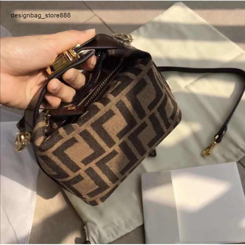 Vende bolsos de diseñador para mujer a través de las fronteras Nuevo bolso de almuerzo FF Vintag Light Luxury Versátil Middle Ancient Old Flower Bolso bandolera de mano para mujer