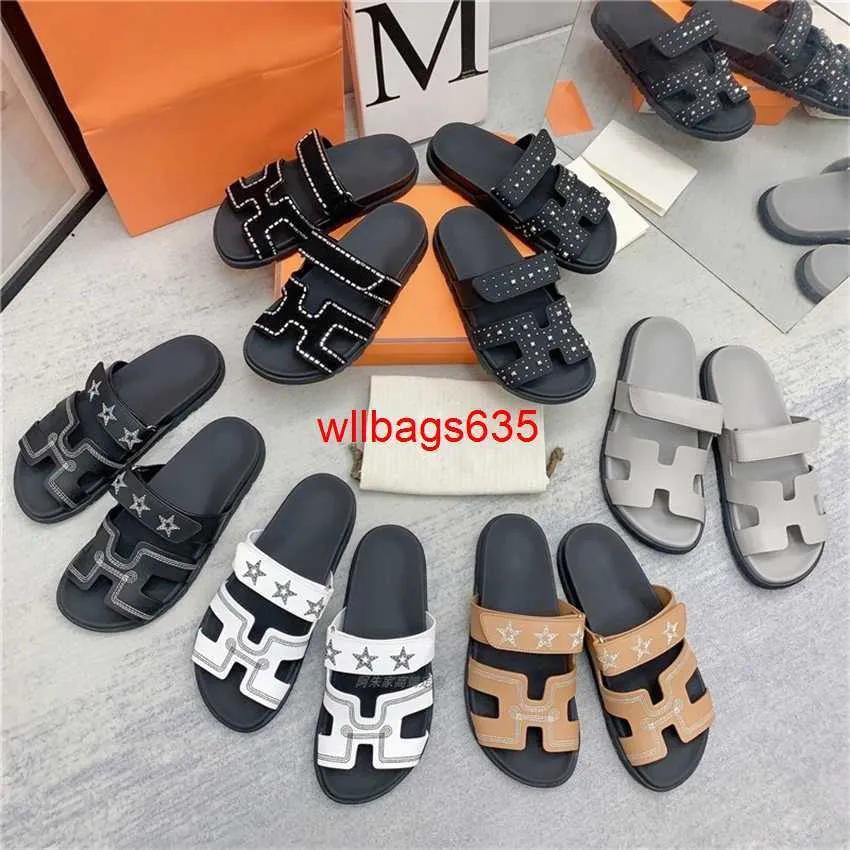 Chypre Leather Sandals 여름 슬리퍼 Slide 슬립 슬립 슬립 슬립은 평평한 유행 및 다목적 두 번째 삼촌 슬리퍼 여성을위한 Summer Unterwear CA에 로고 HBB9I8