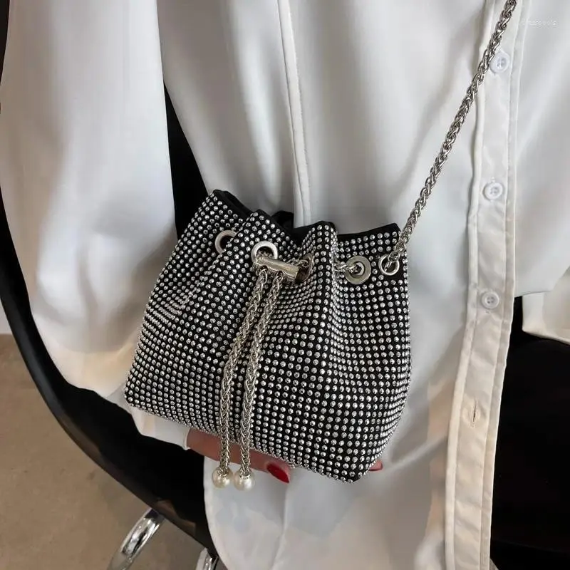 Kleine Taschen Abendbeutel Mode -Eimer für Frauen 2024 Designer Schulter -Crossbody Weibliche Diamanten 30