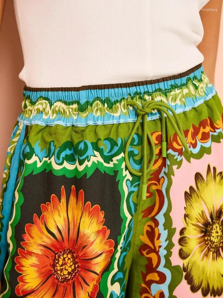 Stilfuldt kvindesæt i Daisy-linned, blomstertracksuits, afslappede shorts