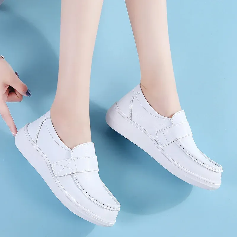 Botas enfermeira White Women's Spring Summer 2022 Novos sapatos de couro macio e macio