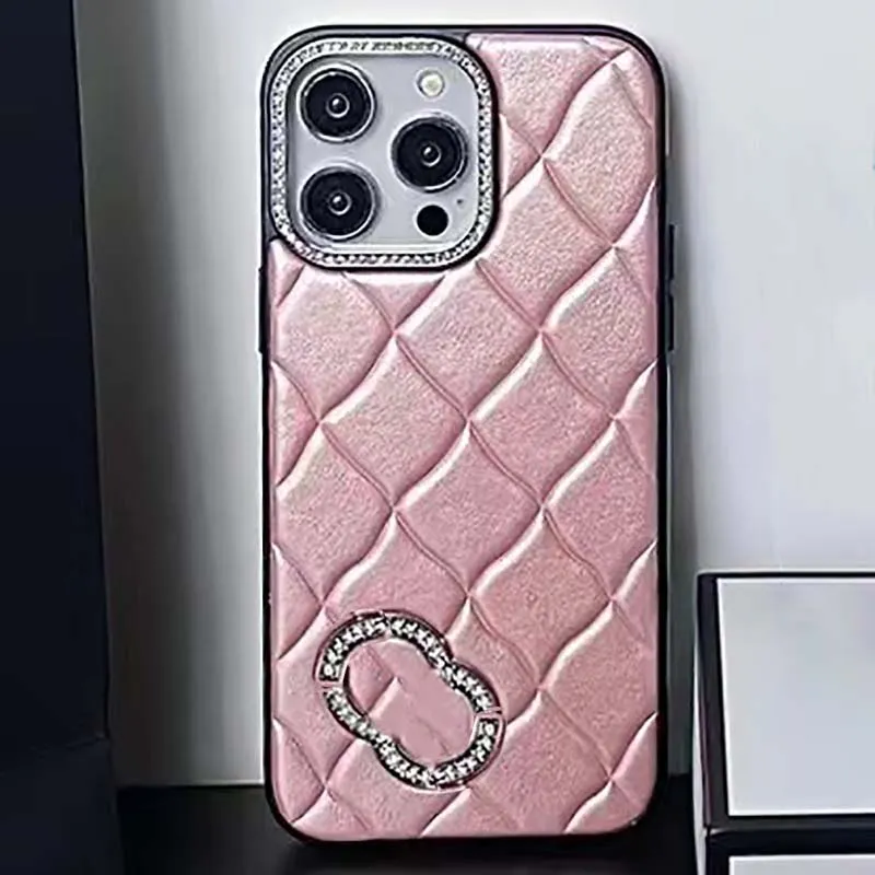 Apple için iPhone 15 Pro Maksimum Tasarımcı Telefon Kılıfı 14 13 12 11 Lüks PU Lapbskin Tampon Patched Elmas Desen Çivili Kamera Lens Yüzük Logosu Arka Kapak Coque Fundas Pembe