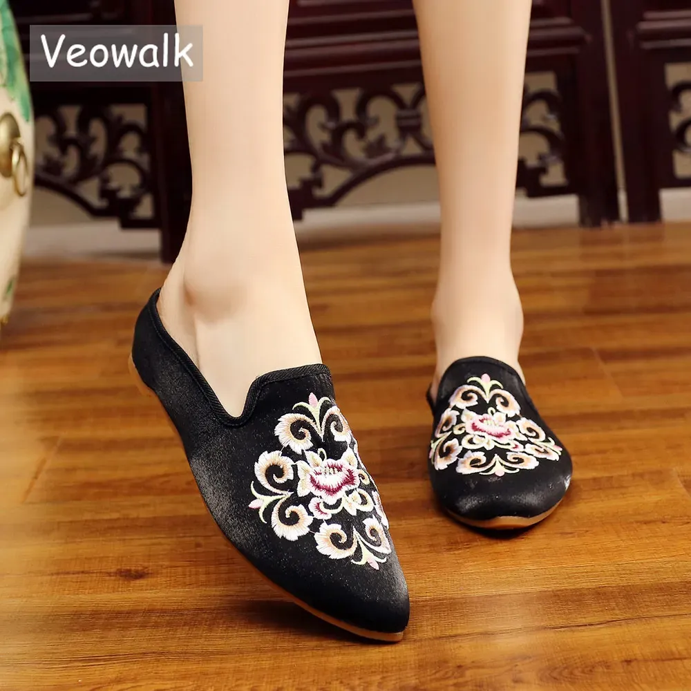 Boots Veowalk Glossy Velvet Embroidered Women Pointed Toe Slippers Comfortable Soft Light Flat Mules Retro Ladies Summer Shoes